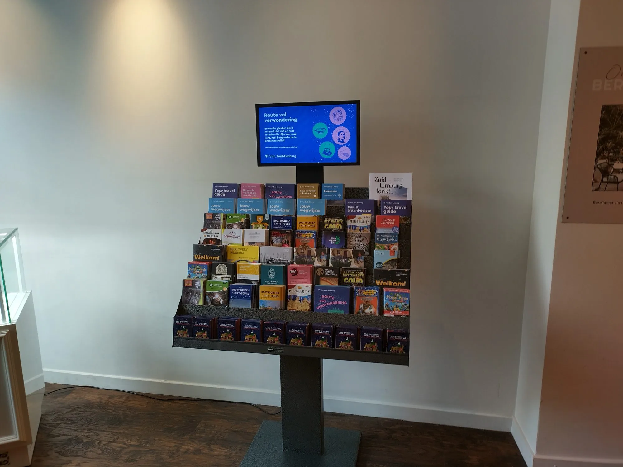 Geplaatst folderdisplay met digitaal scherm